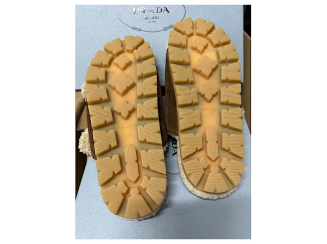 Sandali slide Prada in suede marrone e shearling - vista 4