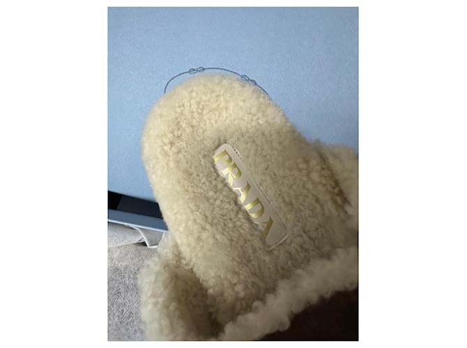 Sandali slide Prada in suede marrone e shearling - vista 7