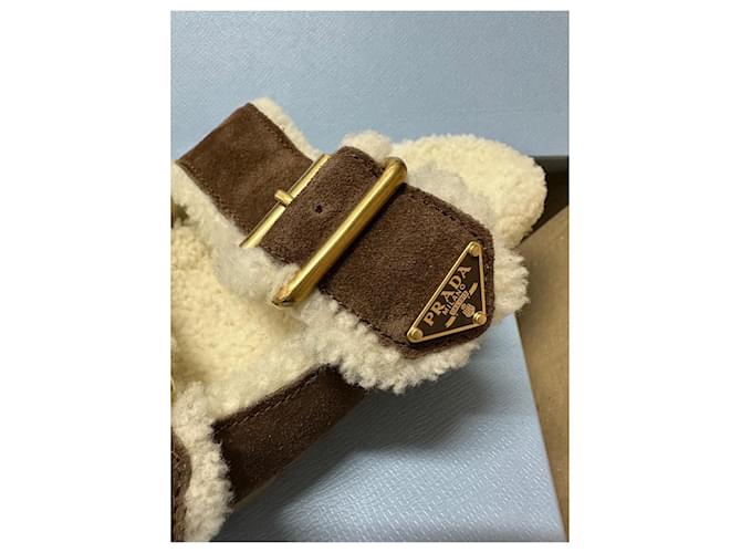 Sandali slide Prada in suede marrone e shearling - vista 9