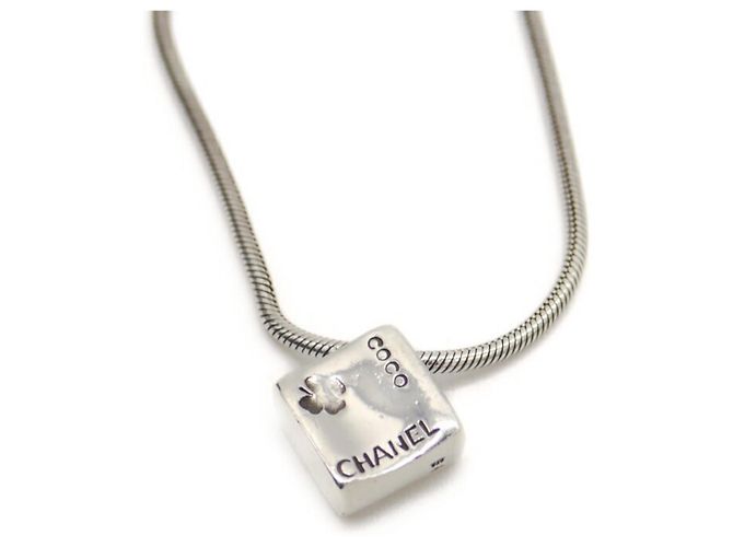 Collar Péndulo Camelia de Chanel - vista 2