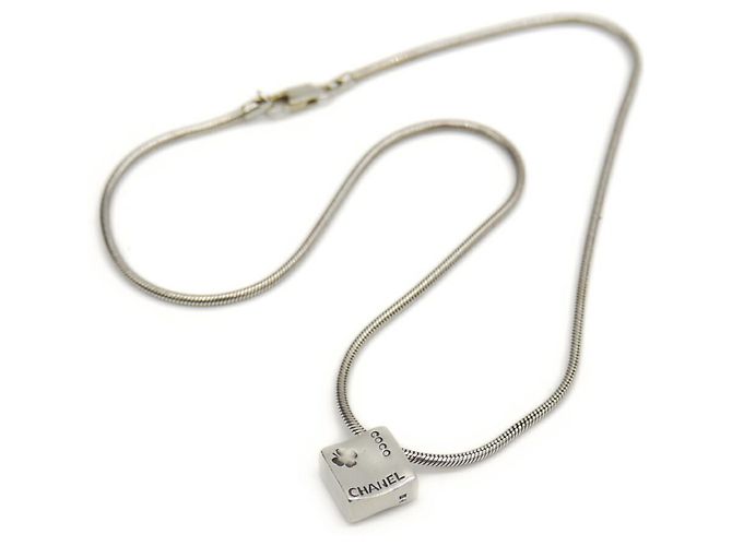 Collar Péndulo Camelia de Chanel - vista 3