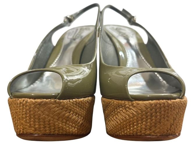 Gucci Wedge-Sandalen aus Lackleder - Ansicht 2
