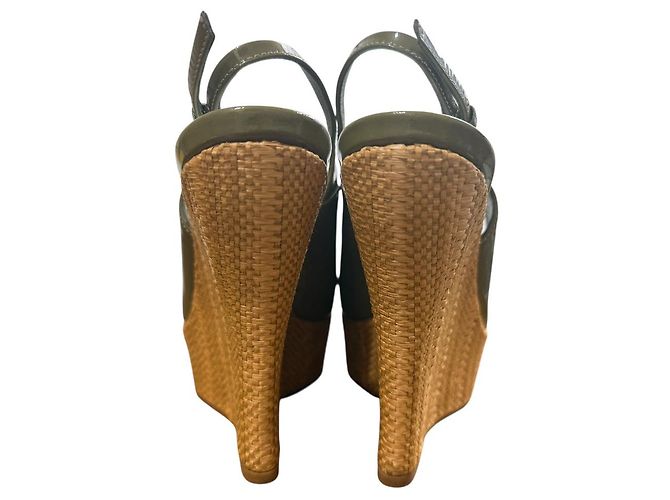 Gucci Wedge-Sandalen aus Lackleder - Ansicht 6