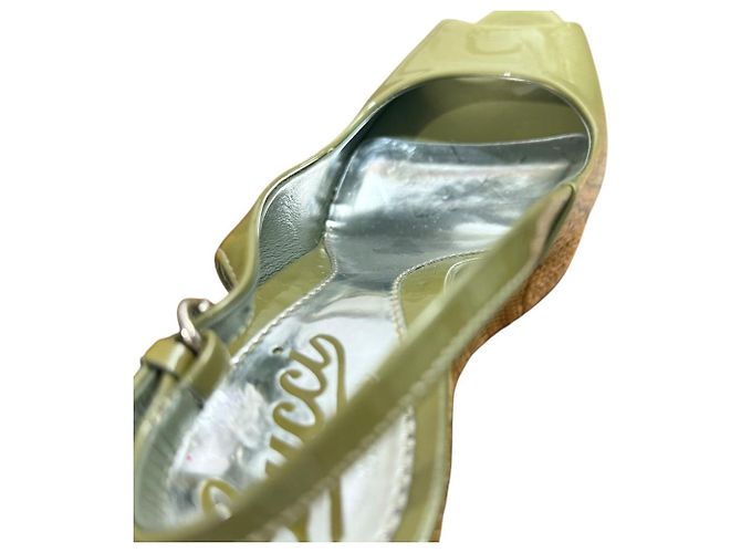 Gucci Wedge-Sandalen aus Lackleder - Ansicht 9