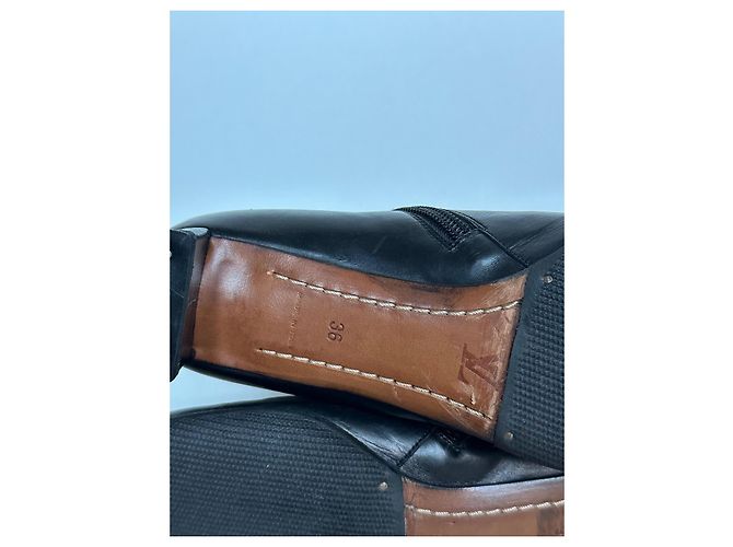Botines Louis Vuitton de cuero negro con hebilla LV - vista 12