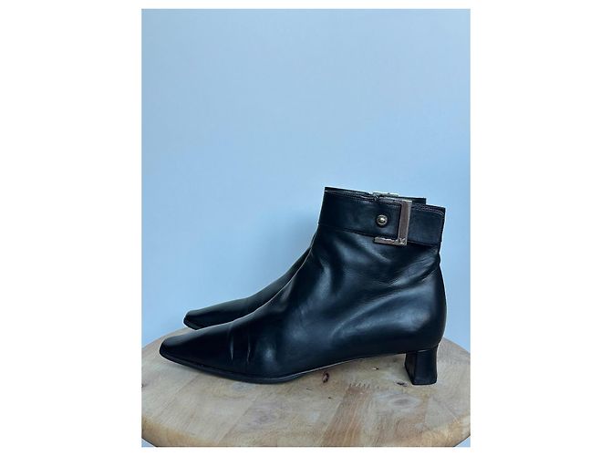 Botines Louis Vuitton de cuero negro con hebilla LV - vista 2
