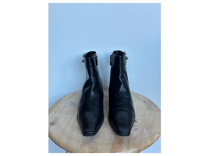 Botines Louis Vuitton de cuero negro con hebilla LV - vista 3