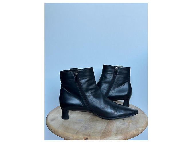 Botines Louis Vuitton de cuero negro con hebilla LV - vista 6