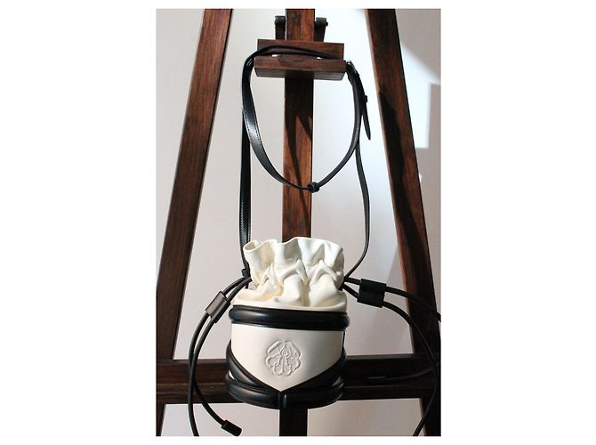 Borsa a secchiello Alexander McQueen in pelle bianca e nera nuova Bianco - vista 2