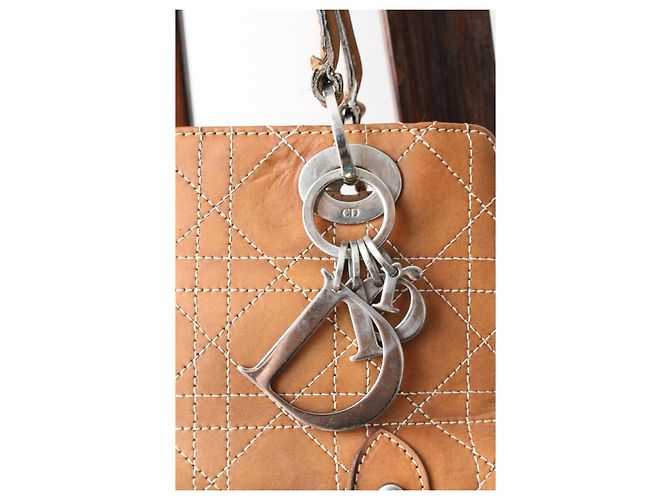 Modello Lady Dior di Dior in pelle cammello con cuciture bianche - vista 2
