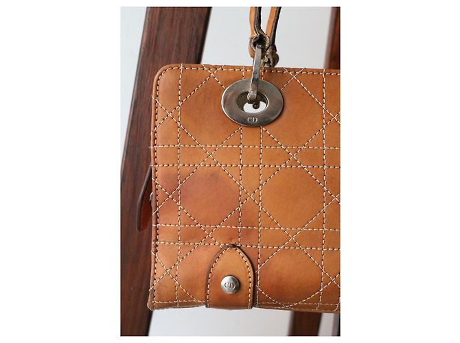 Modello Lady Dior di Dior in pelle cammello con cuciture bianche - vista 3