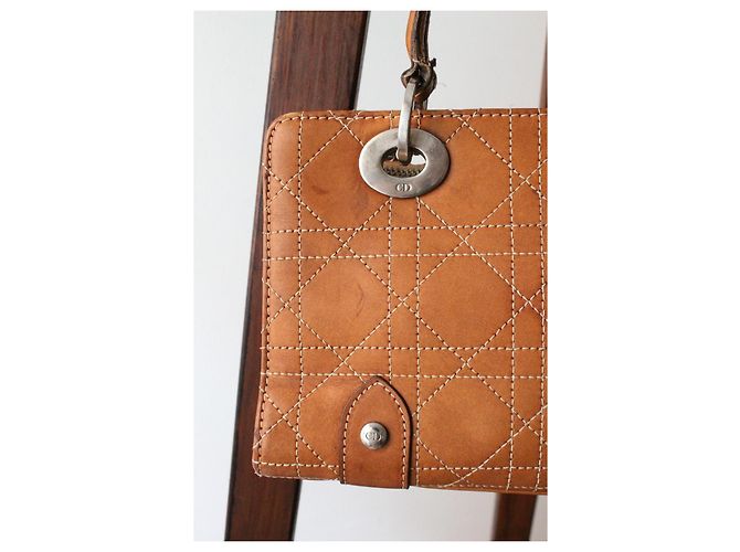 Modello Lady Dior di Dior in pelle cammello con cuciture bianche - vista 5