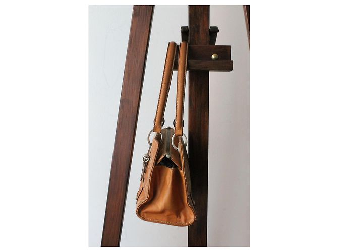 Modello Lady Dior di Dior in pelle cammello con cuciture bianche - vista 7