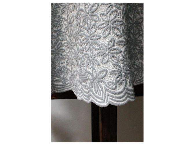 Alaïa weißes Kleid mit grauen Blumenmustern, neu mit Etikett, Größe 38 - Ansicht 4
