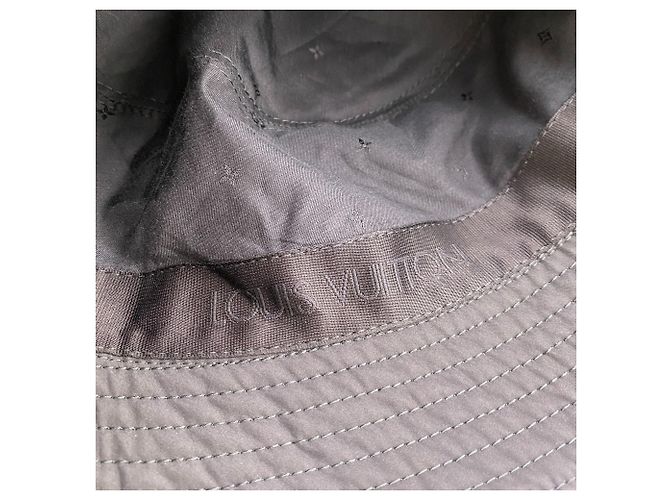 Bucket Cappello da pioggia LV Smash M7725L di Louis Vuitton Nero - vista 10