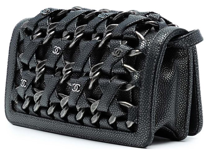Clutch de caviar metálico preto CC entrelaçado com corrente e alça da Chanel - vista 2