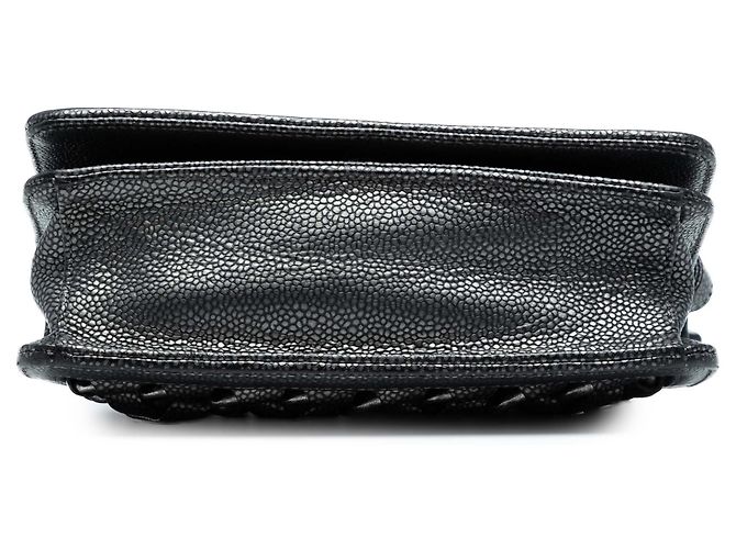 Clutch de caviar metálico preto CC entrelaçado com corrente e alça da Chanel - vista 3