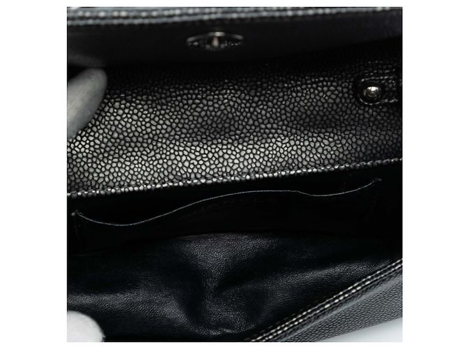 Clutch de caviar metálico preto CC entrelaçado com corrente e alça da Chanel - vista 4