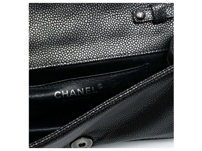 Clutch de caviar metálico preto CC entrelaçado com corrente e alça da Chanel - vista 5