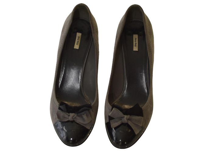 Miu Miu Wildleder Pumps mit Schleife – Grau mit schwarzer Lackspitze Größe 39,5 - Ansicht 5