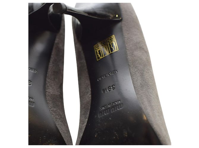 Miu Miu Wildleder Pumps mit Schleife – Grau mit schwarzer Lackspitze Größe 39,5 - Ansicht 8