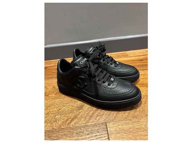 Sneakers in pelle nera Chanel 37 Nero - vista 2