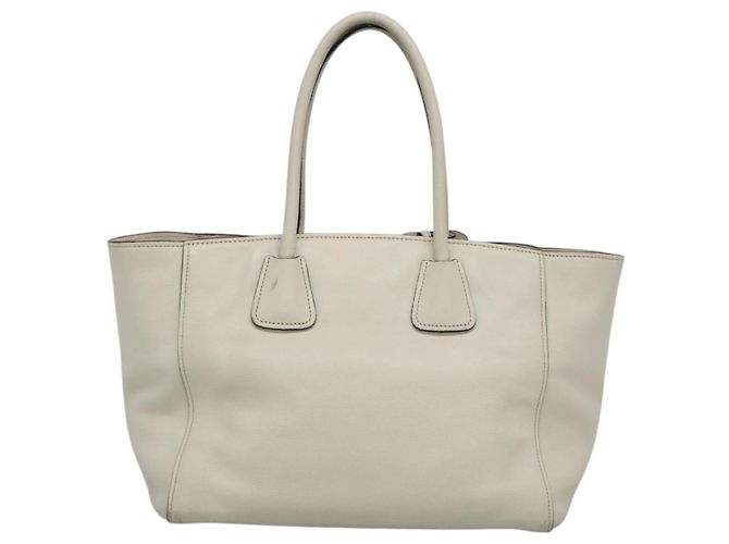 Bolso tote convertible Prada con bolsillo frontal en Vitello Daino Blanco - vista 2