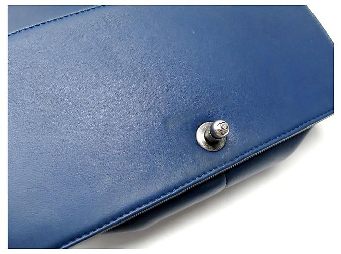 CHANEL BOY MEDIUM 25 CM CHEVRON BLAU LEDER HANDTASCHE - Ansicht 16