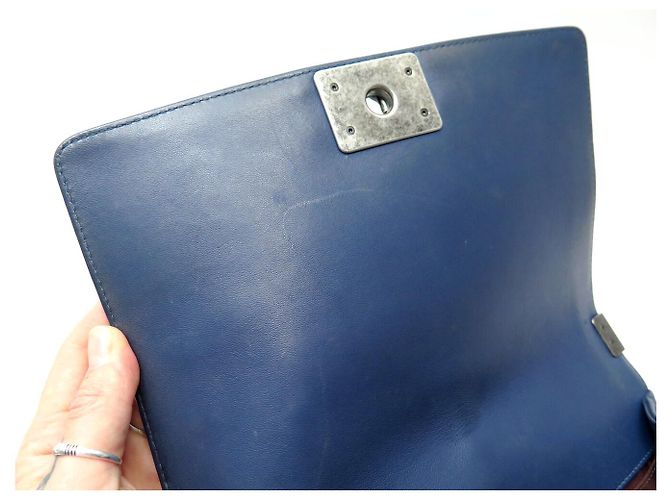 CHANEL BOY MEDIUM 25 CM CHEVRON BLAU LEDER HANDTASCHE - Ansicht 17