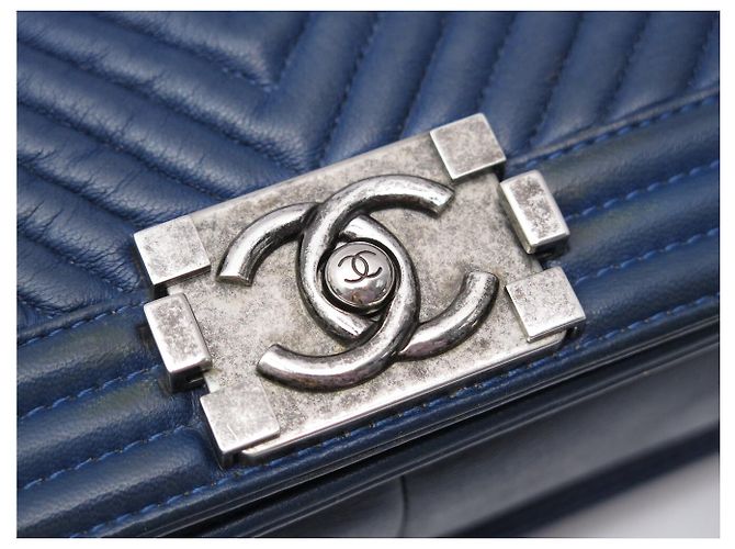CHANEL BOY MEDIUM 25 CM CHEVRON BLAU LEDER HANDTASCHE - Ansicht 5