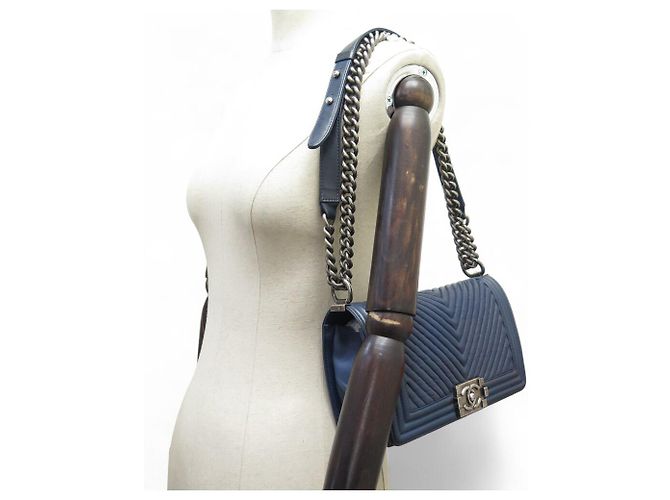 CHANEL BOY MEDIUM 25 CM CHEVRON BLAU LEDER HANDTASCHE - Ansicht 7
