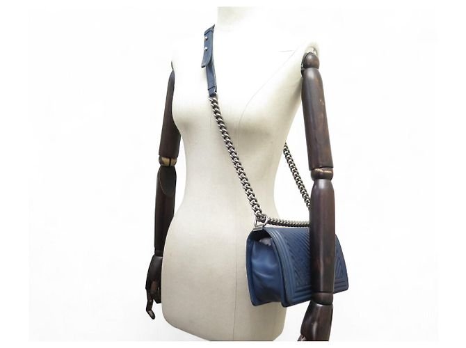 CHANEL BOY MEDIUM 25 CM CHEVRON BLAU LEDER HANDTASCHE - Ansicht 8