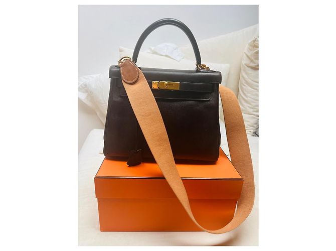 Bolsa de mão Hermès Kelly 28 em couro chocolate - vista 2
