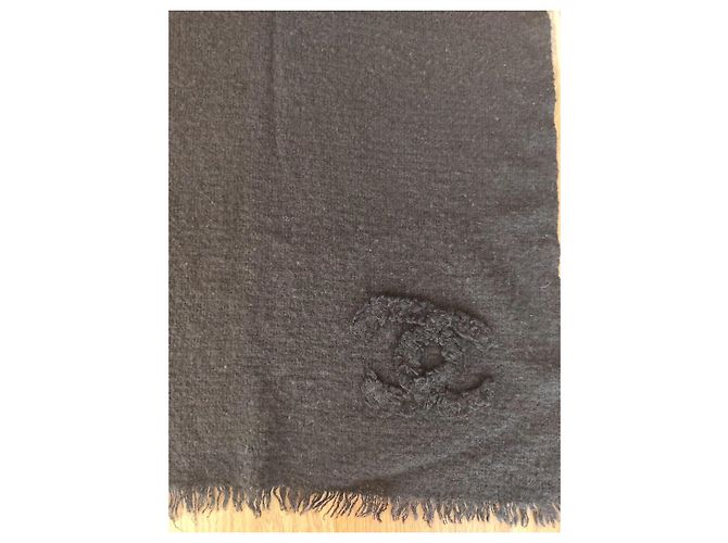 Sciarpa Chanel in cashmere nero con doppio C in rilievo - vista 2