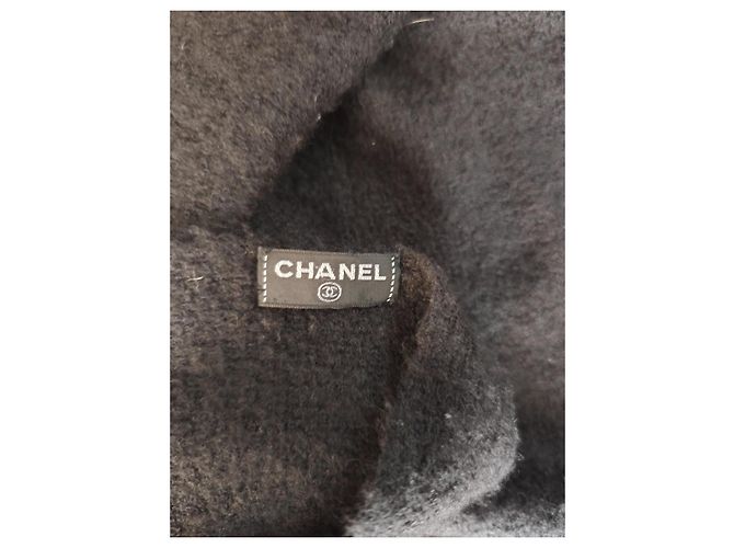 Sciarpa Chanel in cashmere nero con doppio C in rilievo - vista 3