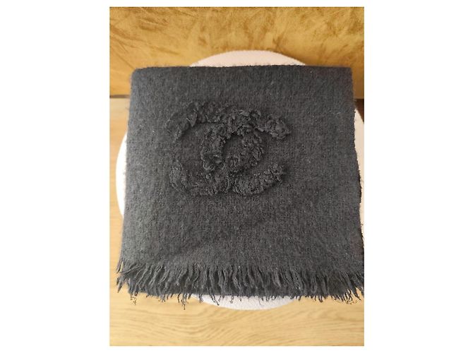 Sciarpa Chanel in cashmere nero con doppio C in rilievo - vista 4