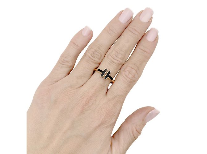Anello Tiffany & Co, collezione "Wire" "Tiffany T" in oro rosa e onice. - vista 5