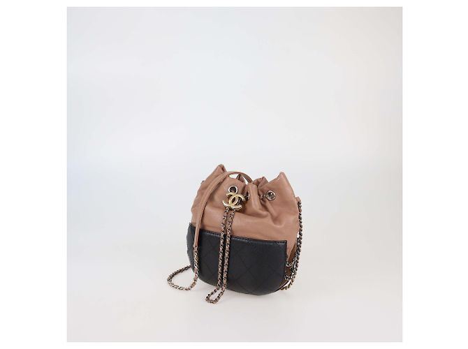Borsa a secchiello Gabrielle piccola in pelle beige/nera di Chanel Nero - vista 2