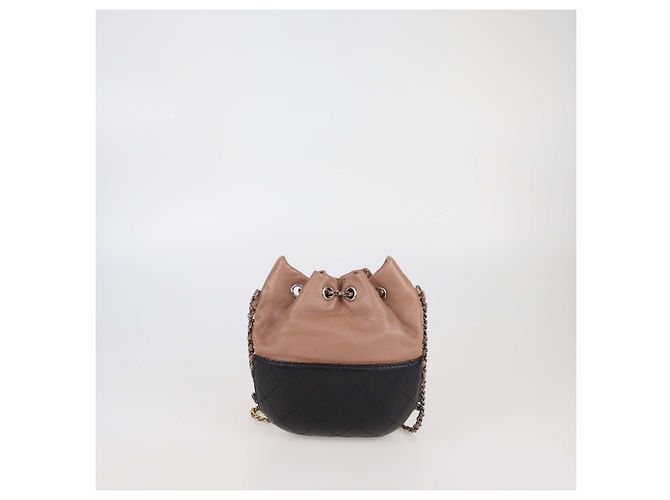 Borsa a secchiello Gabrielle piccola in pelle beige/nera di Chanel Nero - vista 3
