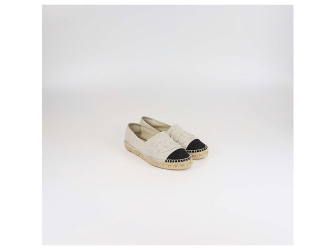 Chanel Espadrilles aus Canvas in Off-White/Schwarz mit CC-Kappe Aus weiß - Ansicht 2
