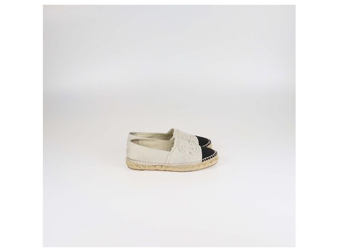 Chanel Espadrilles aus Canvas in Off-White/Schwarz mit CC-Kappe Aus weiß - Ansicht 3