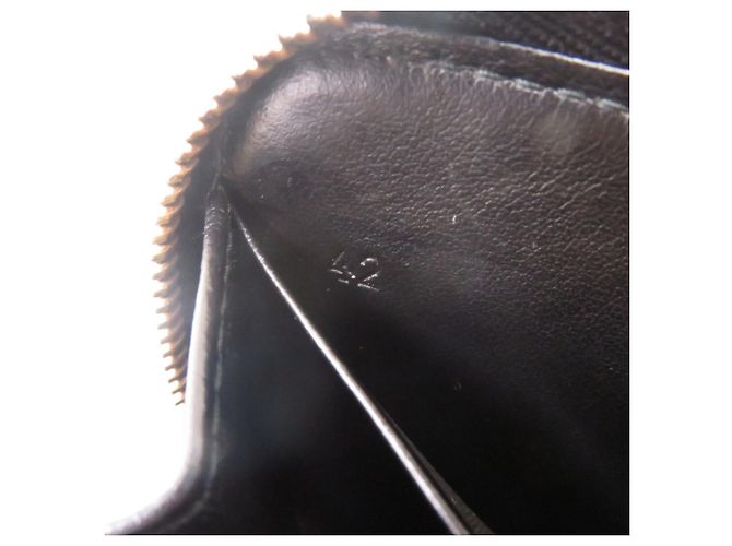 Prada Round Zipper Wallet Black - view 7