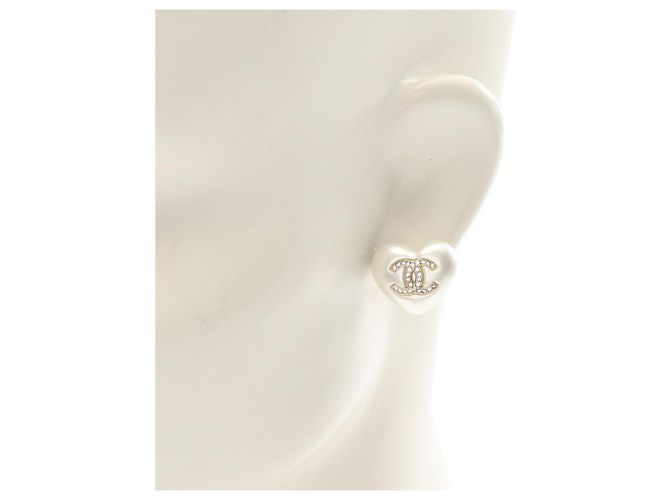 Orecchini a forma di cuore in perle finte e strass dorati Chanel White CC Bianco - vista 7