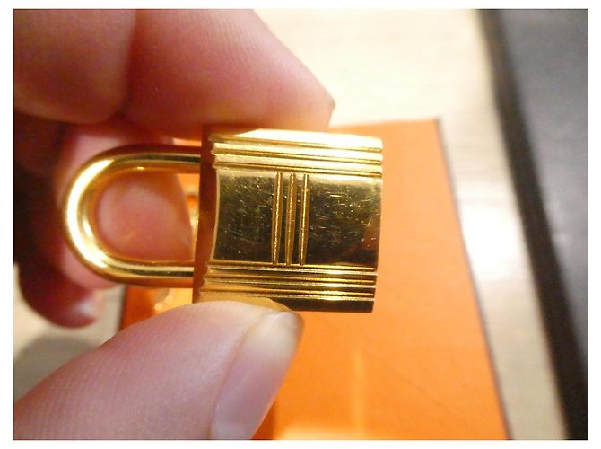 Chiusura Hermès in acciaio dorato per borse Hermès Birkin e Kelly, micro graffi Gold hardware - vista 4