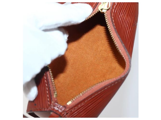 Pochette Soufflot em couro Epi Louis Vuitton Marrom - vista 5