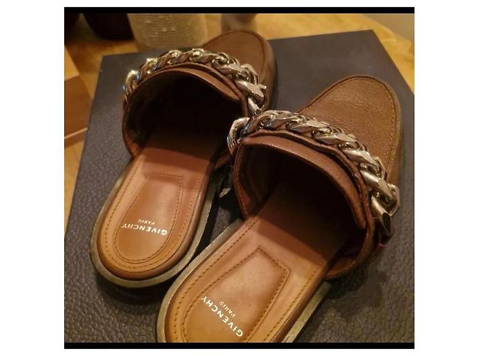Mule Givenchy in pelle marrone con catena argentata - vista 3