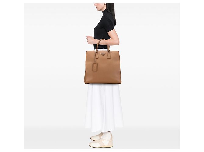 Prada braune Saffiano Lux Doppelgriff Einkaufstasche - Ansicht 11