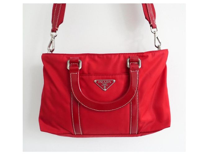 Prada Vintage 2004 Rote Nylon Umhängetasche - Ansicht 2