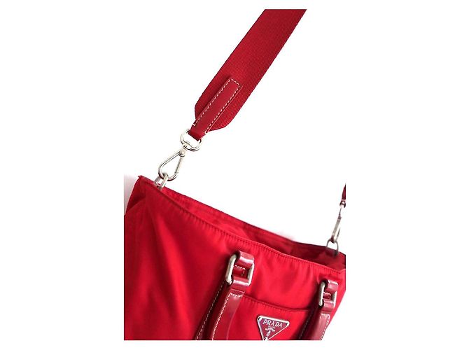 Prada Vintage 2004 Rote Nylon Umhängetasche - Ansicht 3