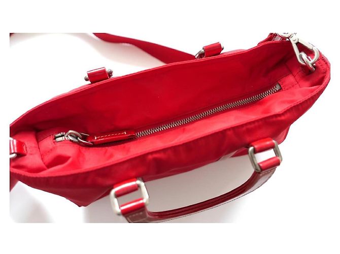 Prada Vintage 2004 Rote Nylon Umhängetasche - Ansicht 7
